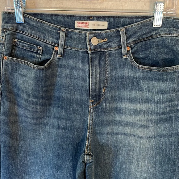 Signature by Levi’s misuse skinny jeans for women. Size 8 medium. 5 pocket. - Picture 5 of 10